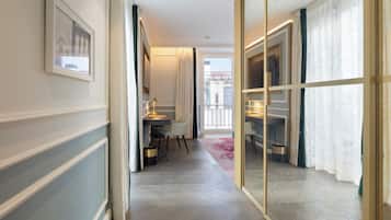 Suite (Emerald) | Minibar, in-room safe, blackout curtains, iron/ironing board