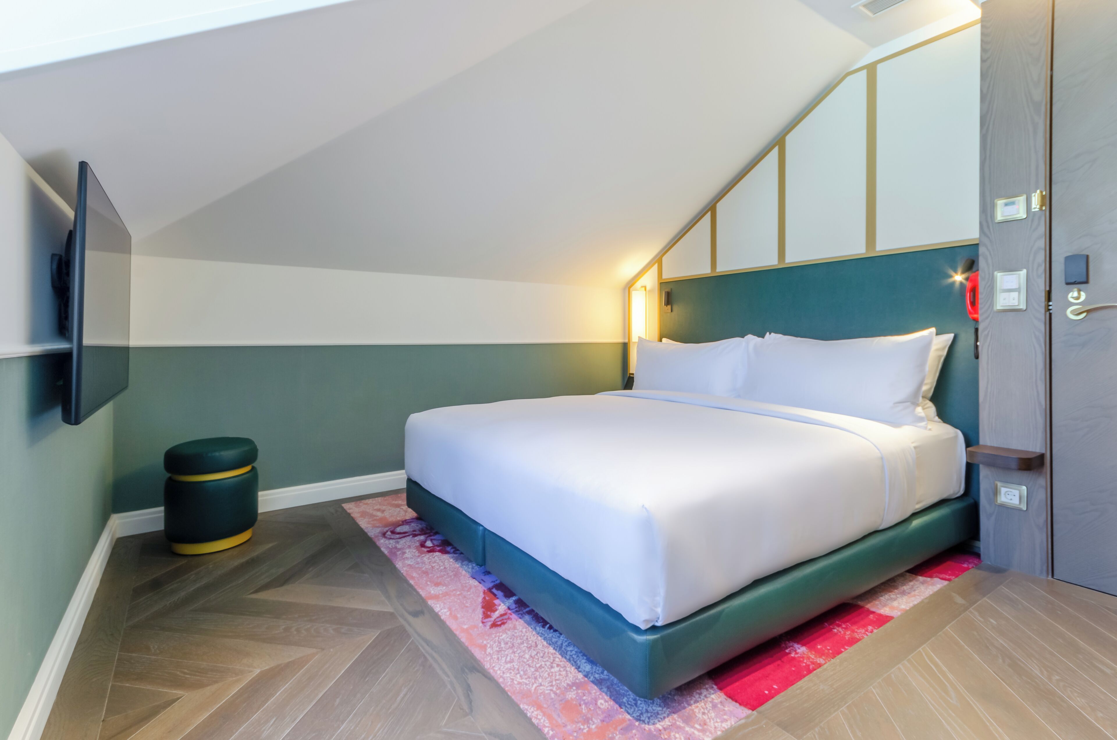 Chambre, 1 très grand lit, accessible aux personnes à mobilité réduite | Minibar, coffre-fort pour ordinateur portable, rideaux d’obscurcissement