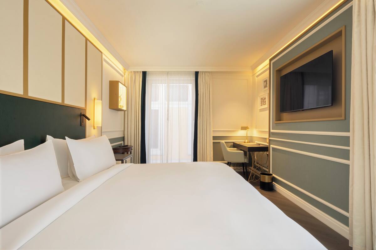 Habitación Premium, 1 cama de matrimonio grande, en esquina | Minibar, caja fuerte, cortinas opacas y tabla de planchar con plancha