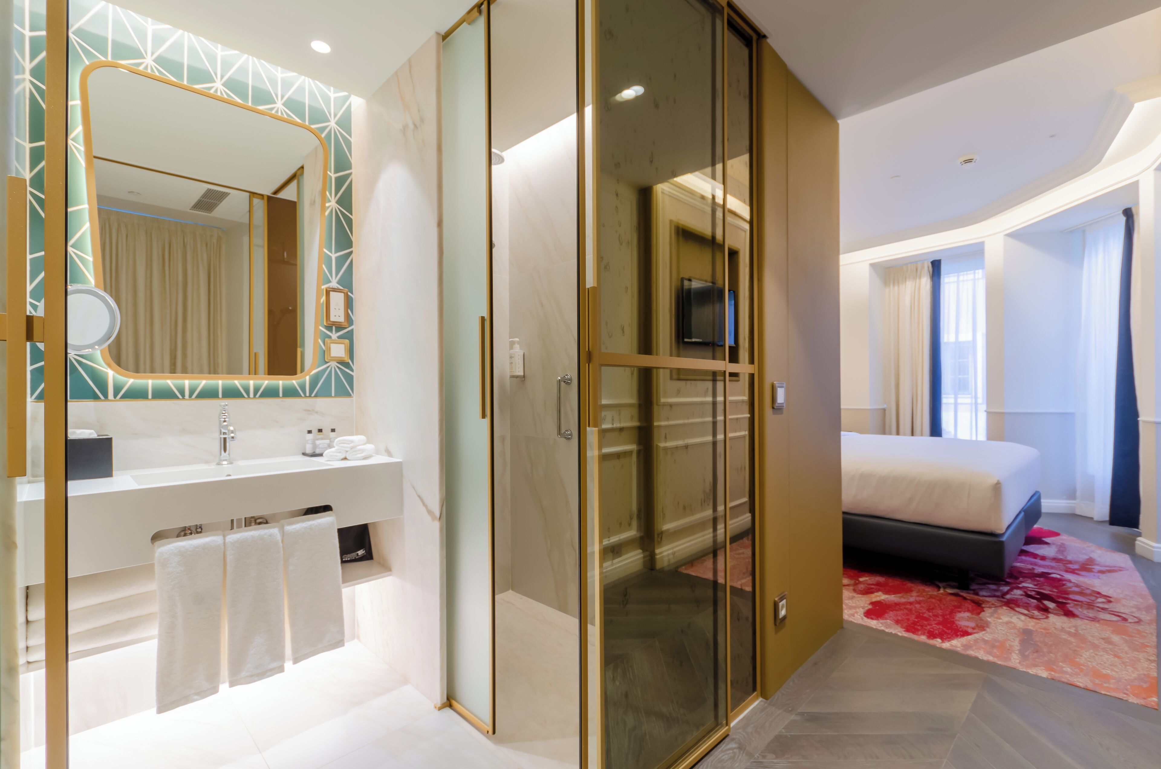 Suite, 1 cama de matrimonio grande, en esquina (City) | Baño | Ducha, secador de pelo, toallas y jabón