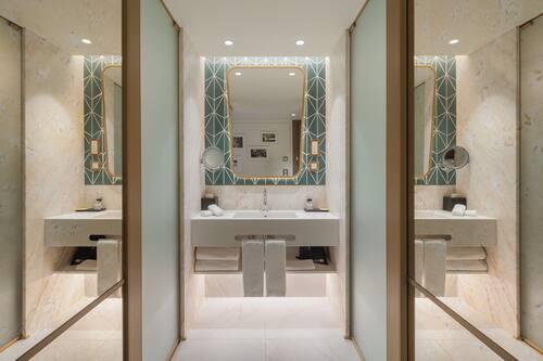 Premium Room, 1 King Bed, Corner | Bathroom