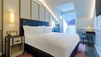 Quarto luxo, 1 cama King, sacada | Frigobar, cofres nos quartos, cortinas blackout