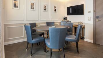 Suite, 1 King Bed, Corner (City) | Minibar, in-room safe, blackout curtains, iron/ironing board