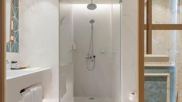 Suite (Emerald) | Salle de bain | Douche, sèche-cheveux, serviettes fournies, savon