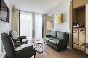 Suite (Emerald) | Wohnbereich | 49-Zoll-Flachbildfernseher mit Kabelempfang, Fernseher