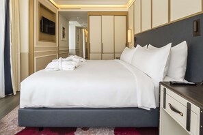 Suite, 1 King Bed, Corner (City)