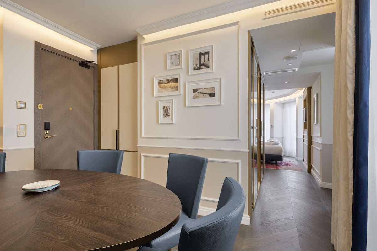 Suite, 1 King Bed, Corner (City)