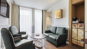 Suite (Emerald) | Minibar, in-room safe, blackout drapes, iron/ironing board