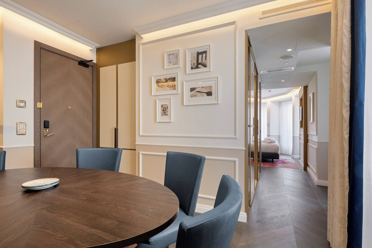 Suite, 1 cama de matrimonio grande, en esquina (City) | Minibar, caja fuerte, cortinas opacas y tabla de planchar con plancha