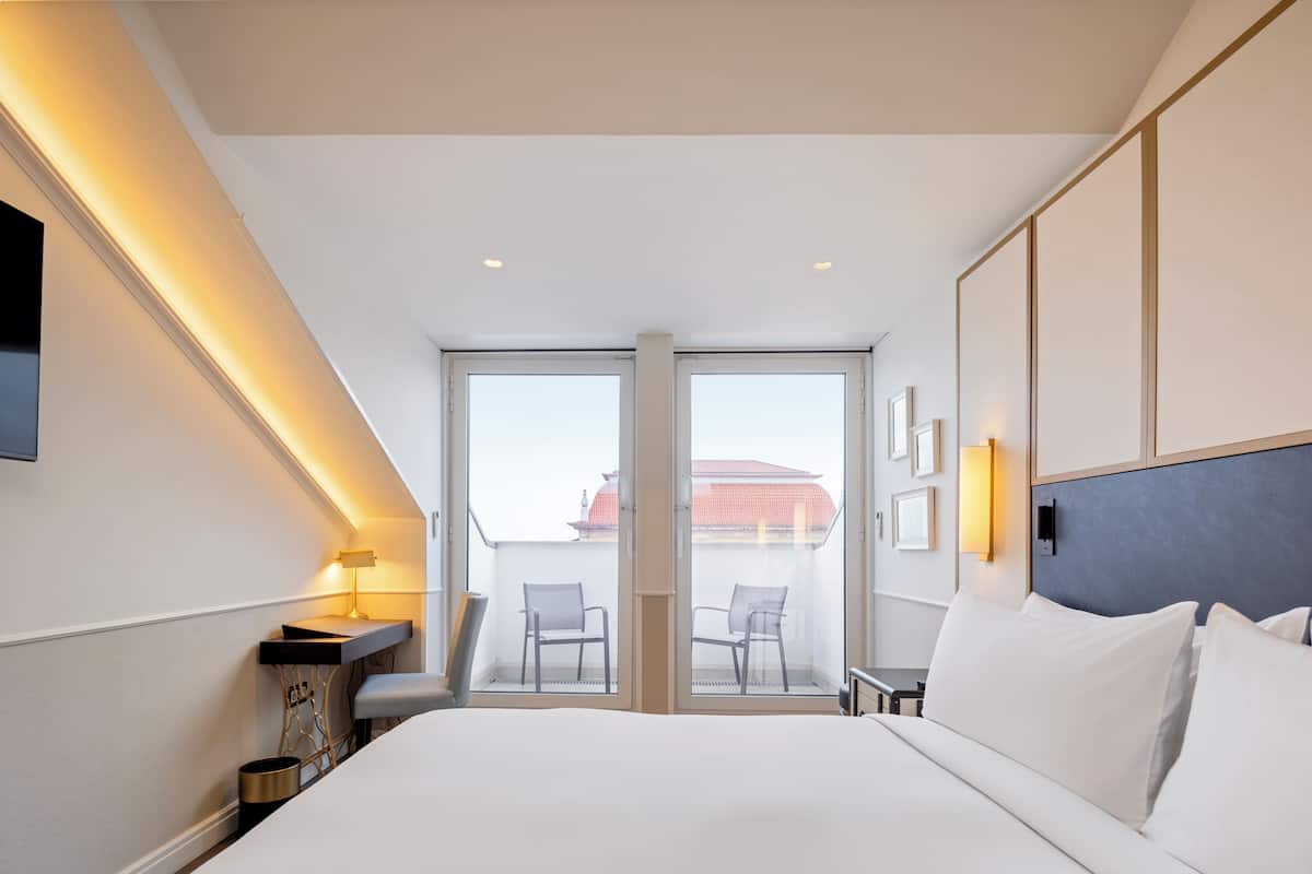 Habitación Deluxe, 1 cama de matrimonio grande, balcón (View) | Minibar, caja fuerte, cortinas opacas y tabla de planchar con plancha