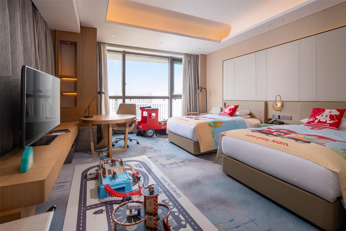 Family Room, 2 Twin Beds | 1 bedroom, in-room safe, free WiFi, bed sheets