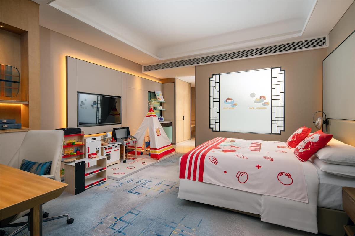 Family Room, 1 King Bed | 1 bedroom, in-room safe, free WiFi, bed sheets