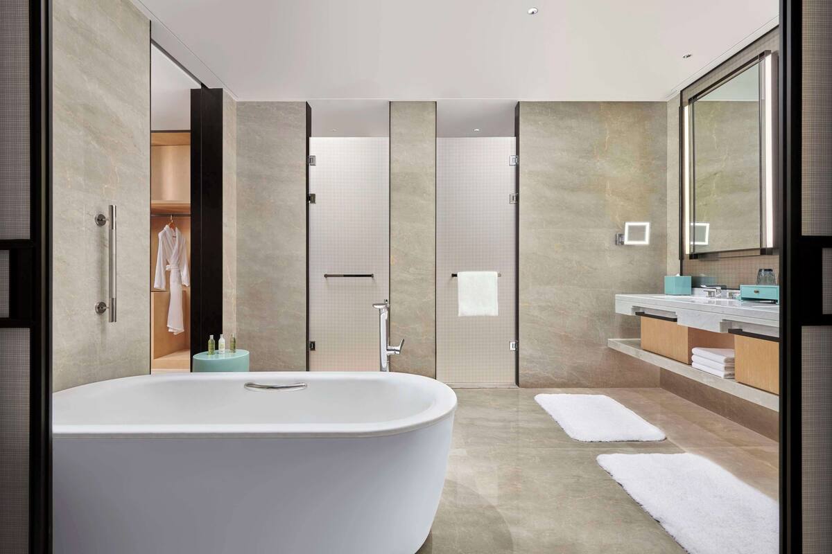 Deluxe-Suite, 1 King-Bett | Badezimmer | Dusche, Regendusche, kostenlose Toilettenartikel, Haartrockner
