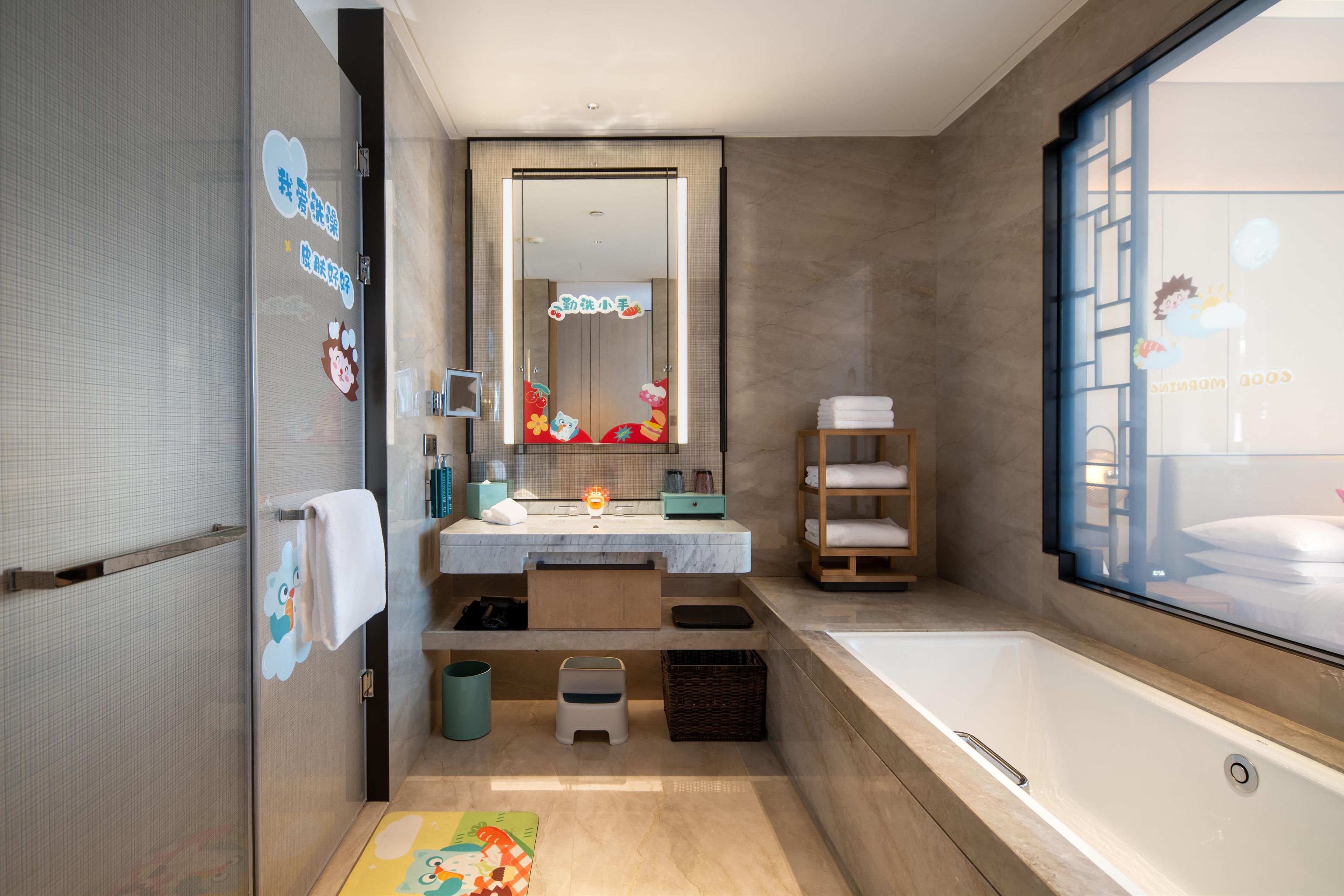 Ein modernes Badezimmer mit einem großen Spiegel, einer Badewanne und einem Waschbecken mit Ablagefläche.