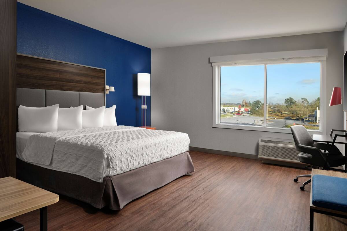 room, 1 king bed, accessible, bathtub | blackout curtains, bed sheets