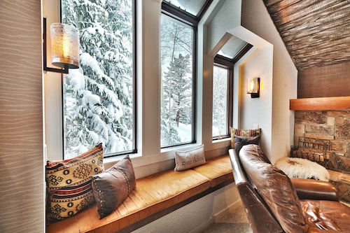 Ski-Out to Deer Valley Resort - Private Hot Tub!