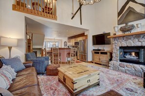Smart TV, fireplace, DVD player, books - Walk To Town, Free Shuttle To Ski, Peak 9 Location, Fireplace, Hot Tub, Value (Breckenridge)