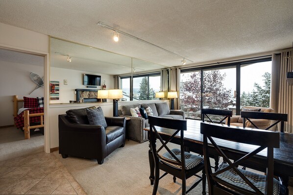 TV, fireplace