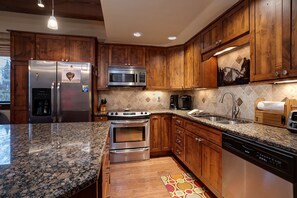 Fridge, oven, stovetop, coffee/tea maker