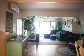 Smart-TV, Tischfußball, Bücher