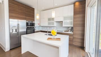 Geladeira, micro-ondas, fogão, cooktop