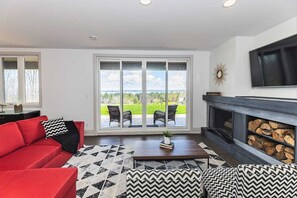 Älytelevisio, takka, DVD-soitin, musiikkikirjasto