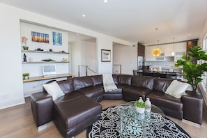 Smart TV, fireplace, DVD player, music library - Contemporary Million Dollar View Getaway (Kemble)