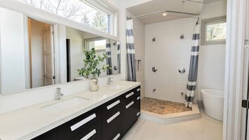 Combined shower/tub, hair dryer, bidet, towels
