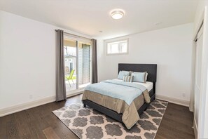 5 bedrooms, desk, iron/ironing board, travel crib