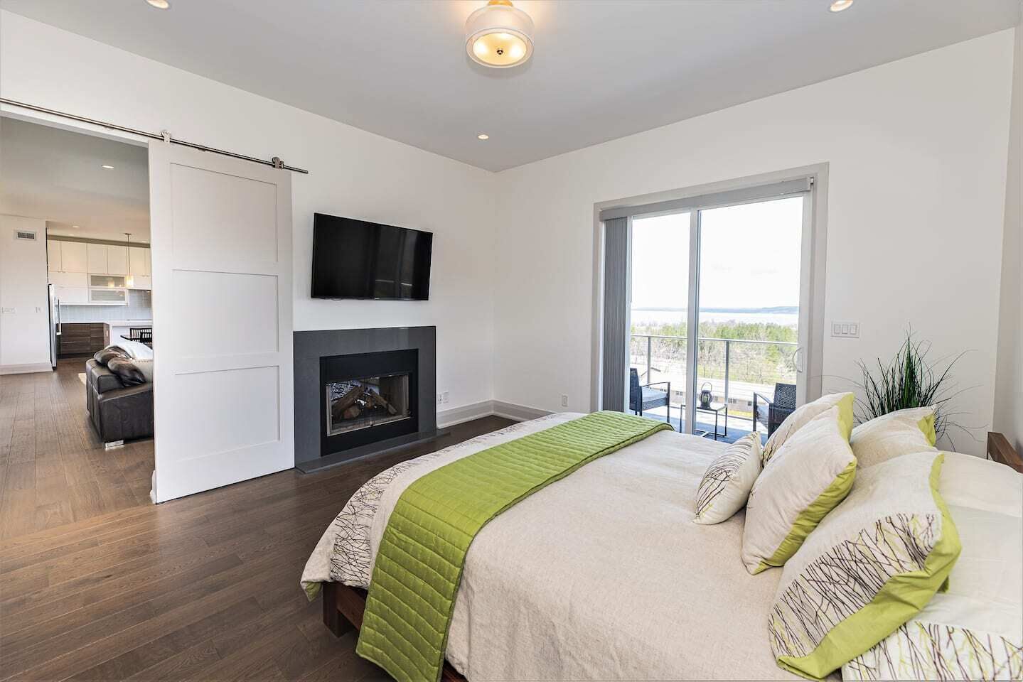 5 makuuhuonetta, työpöytä, silitysrauta/-lauta, vauvan matkasänky