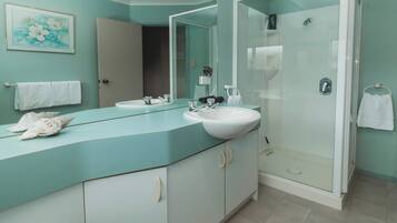 Bathtub, towels
