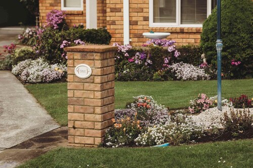 Saddle Row: Relaxing Garden Retreat