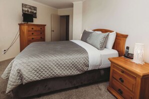 3 bedrooms, iron/ironing board, WiFi, bed sheets