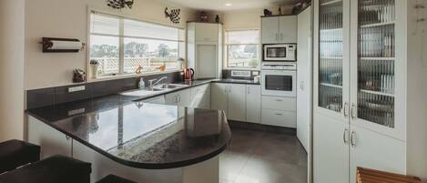 Frigorífico, microondas, horno y lavavajillas