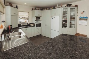Kühlschrank, Mikrowelle, Ofen, Geschirrspüler