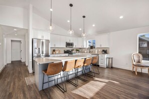 Refrigerador, microondas, horno y parrilla de estufa 