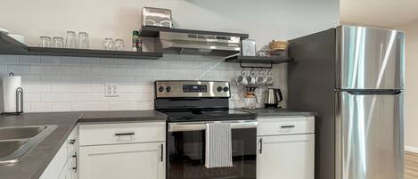 Refrigerador, microondas, horno y parrilla de estufa