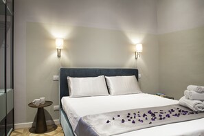 2 多间卧室、客房内保险箱、旅行婴儿床、免费 WiFi