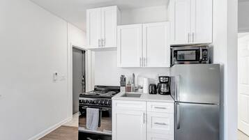 Coffee/tea maker, fridge, microwave, oven