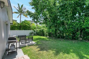 Outdoor dining - SPACIOUS STUDIO, WASHER/DRYER, BACK YARD, BBQ (Delray Beach)