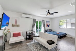 1 bedroom, iron/ironing board, WiFi, bed sheets - SPACIOUS STUDIO, WASHER/DRYER, BACK YARD, BBQ (Delray Beach)