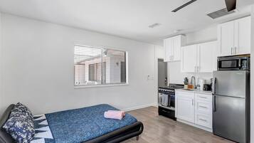 Refrigerador, microondas, horno y parrilla de estufa