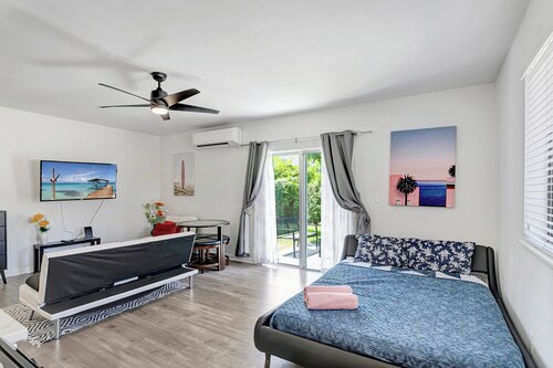 SPACIOUS STUDIO, WASHER/DRYER, BACK YARD, BBQ