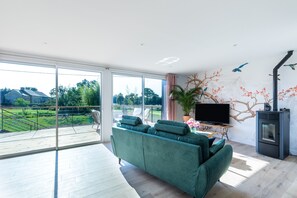 Televisio, takka, työhuone