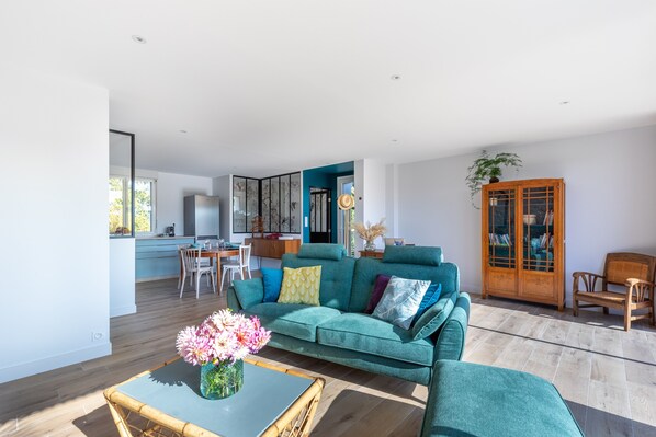 Televisio, takka, työhuone