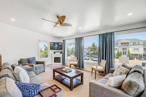 TV, tavolo da calcetto, tavolo da ping pong