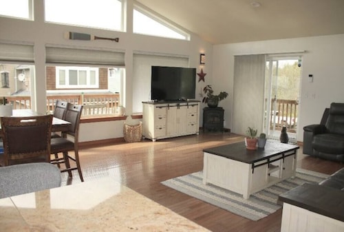 Sea Mist -Dog Friendly 3 bedroom Beach House w/Fenced Yard