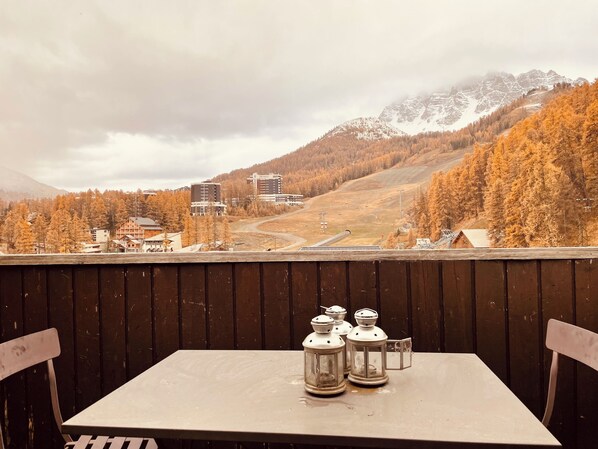 Outdoor dining - Newly renovated Vars les Claux snow front apartment, mountain view terrace. (Vars)