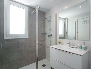 Ducha, secador de pelo, toallas