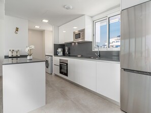 Een koelkast, een magnetron, een oven, een vaatwasser